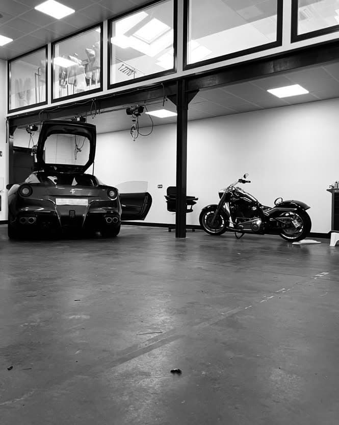 L'atelier — Ferrari & Harley — Atelier, réalisation Dreta Sellerie