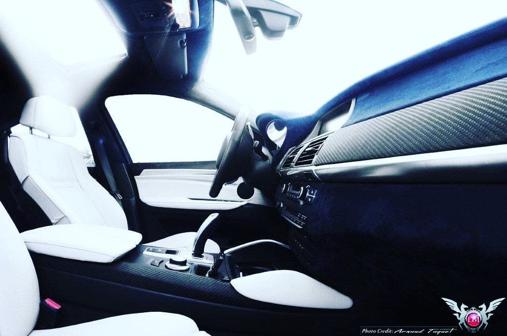 BMW X6 — cuir blanc, Alcantara & carbone — Sellerie cuir, réalisation Dreta Sellerie