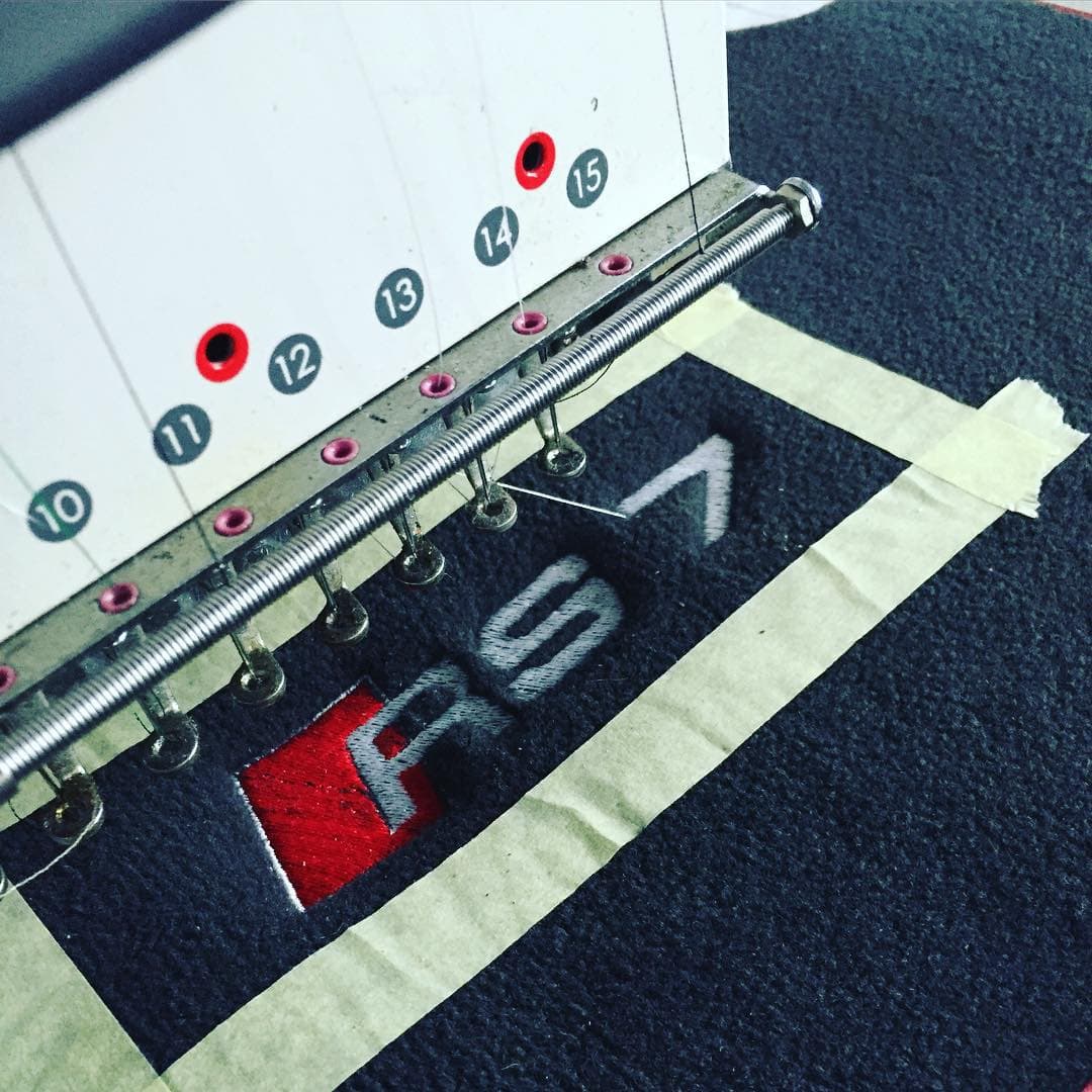Broderie RS7 sur sur-tapis — Atelier, réalisation Dreta Sellerie