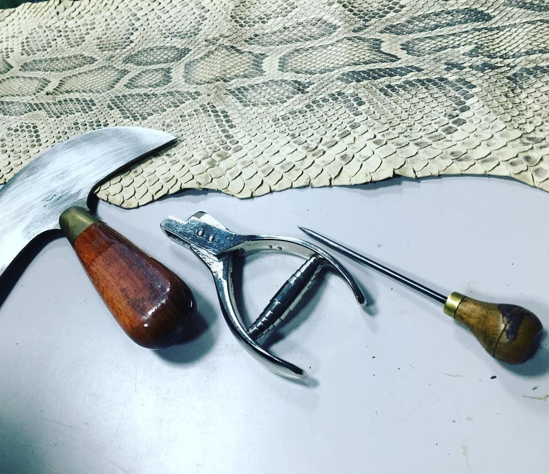 Cuir python & outils du sellier — Atelier, réalisation Dreta Sellerie