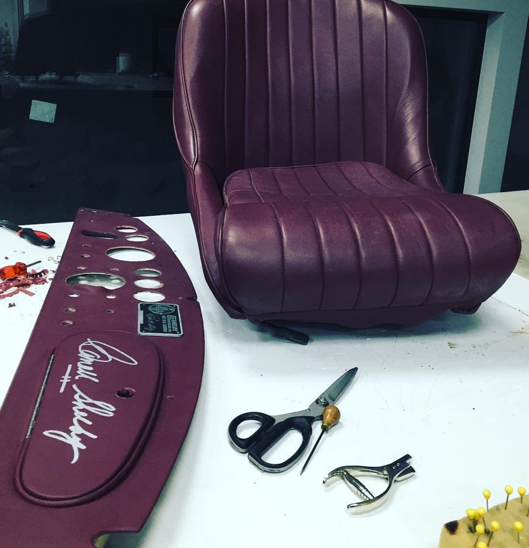 Restauration Shelby Cobra — pièces signées — Atelier, réalisation Dreta Sellerie