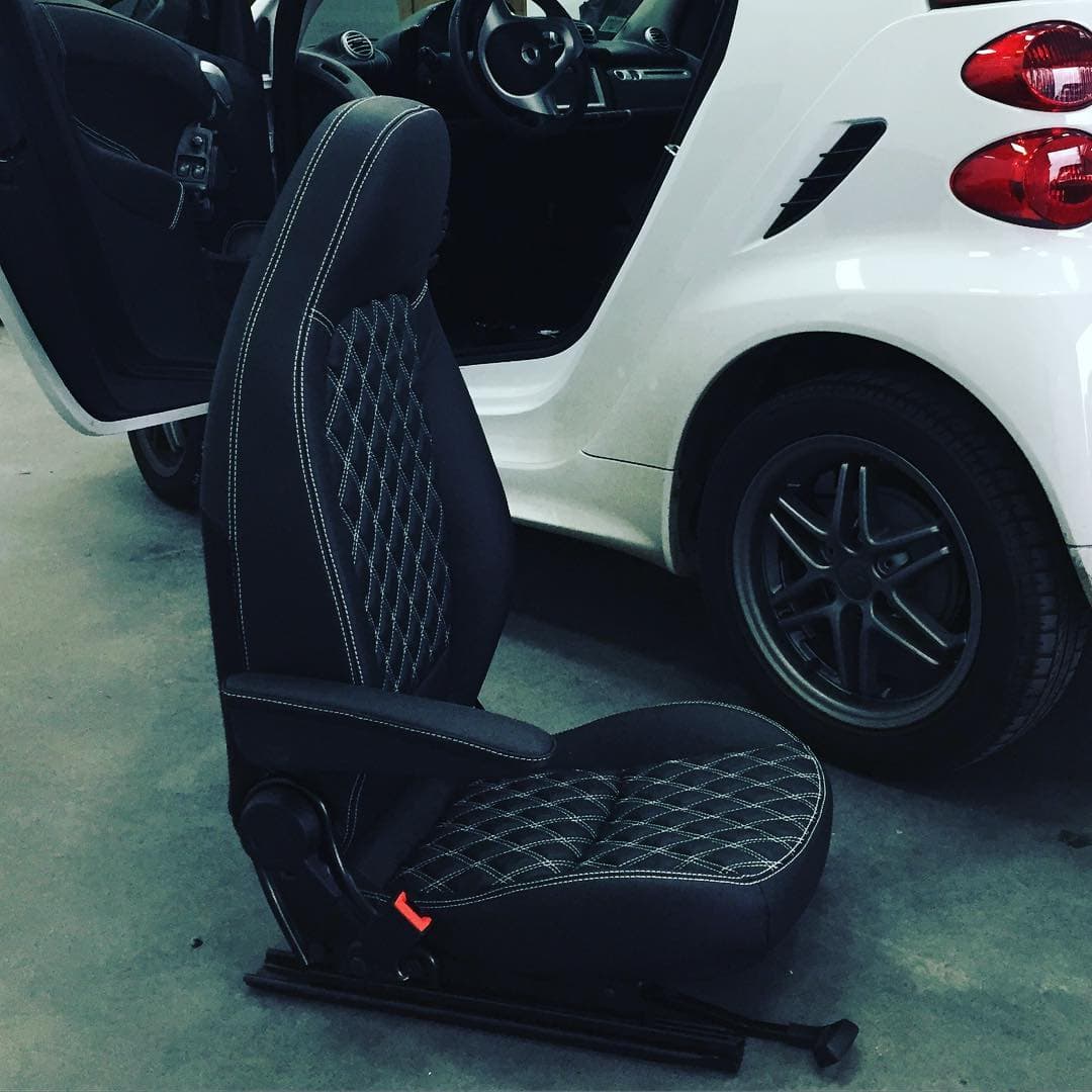 Siège Smart — losanges, surpiqûre blanche — Sellerie cuir, réalisation Dreta Sellerie