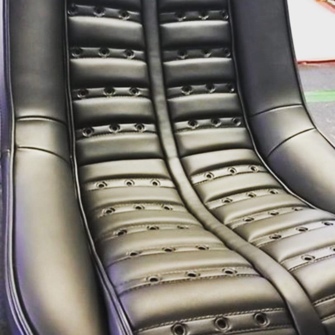 Sièges esprit Dino Ferrari — Sellerie cuir, réalisation Dreta Sellerie