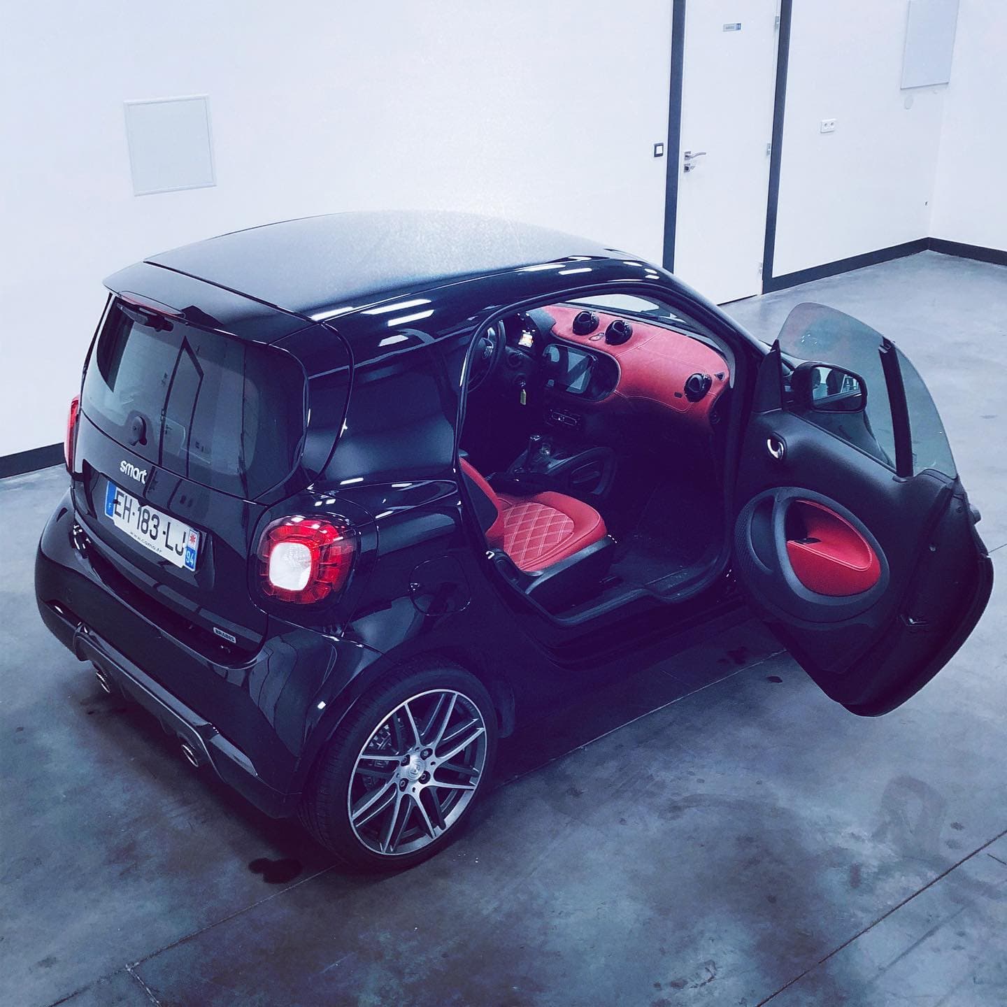 Smart Brabus — intérieur cuir rouge — Sellerie cuir, réalisation Dreta Sellerie
