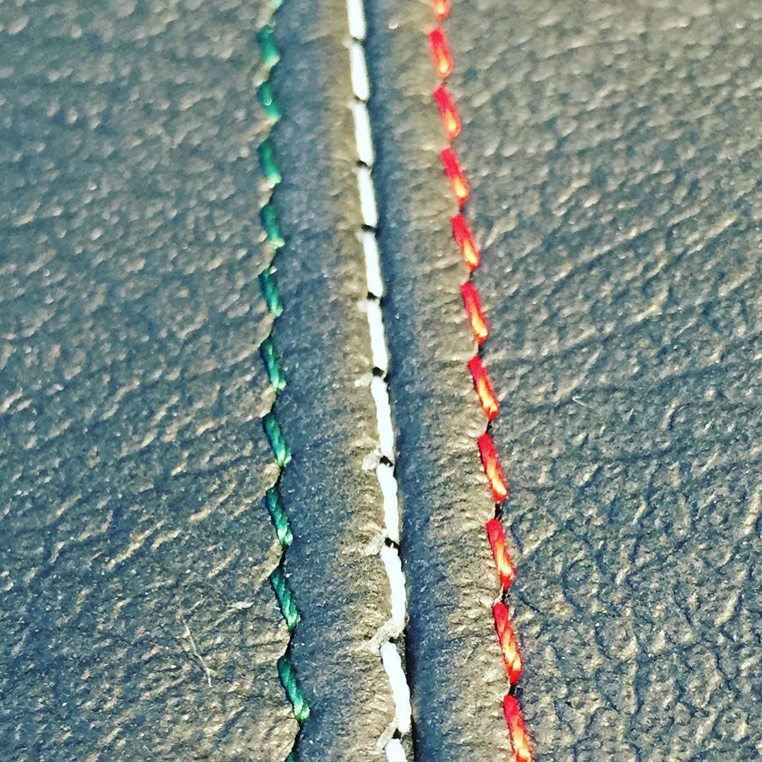 Surpiqûre tricolore sur cuir noir — Volant & détails, réalisation Dreta Sellerie
