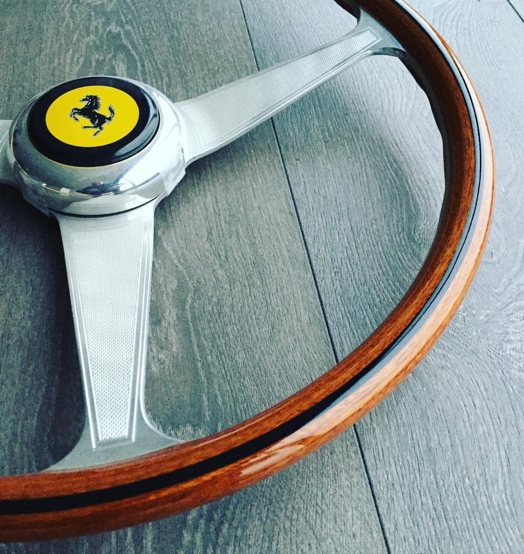 Volant Ferrari vintage — bois & aluminium — Volant & détails, réalisation Dreta Sellerie